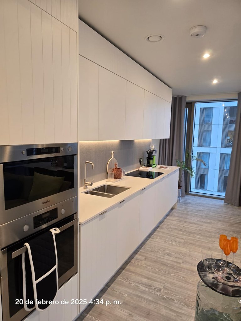 Spotless modern kitchen prepared for an end-of-tenancy inspection